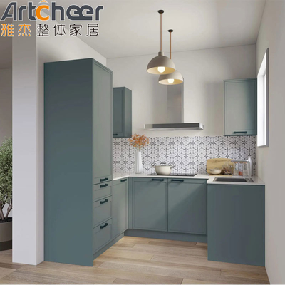 comprar Armário de cozinha em forma de U de acabamento de cor azul com design de madeira sólida e acessórios de ponta de pé fabricação em linha