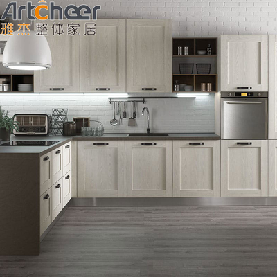 comprar Armário de cozinha de madeira de design minimalista com meio Bullnose e armário cinza claro fabricação em linha