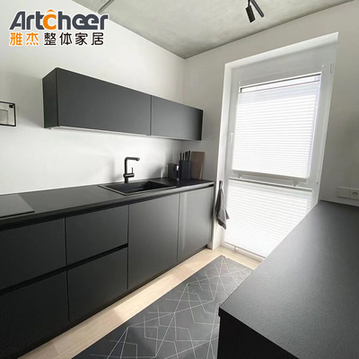 comprar Mobiliário de cozinha moderno Armários de design atraente com alças de porta e rack de secagem de pratos fabricação em linha