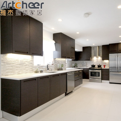 comprar Finitura de Veneer Armários de cozinha marrom escuro com material de madeira maciça e design sem mãos fabricação em linha