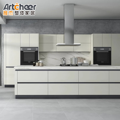 comprar Armário de cozinha de laca italiana de estilo europeu moderno com portas de madeira e topo de mármore fabricação em linha