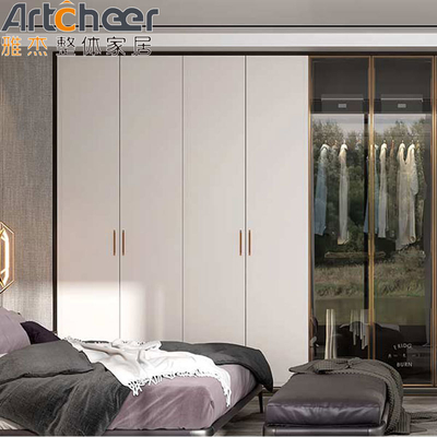 Combinação de quarto infantil guarda-roupa com design moderno e acabamento de porta de vidro no hotel